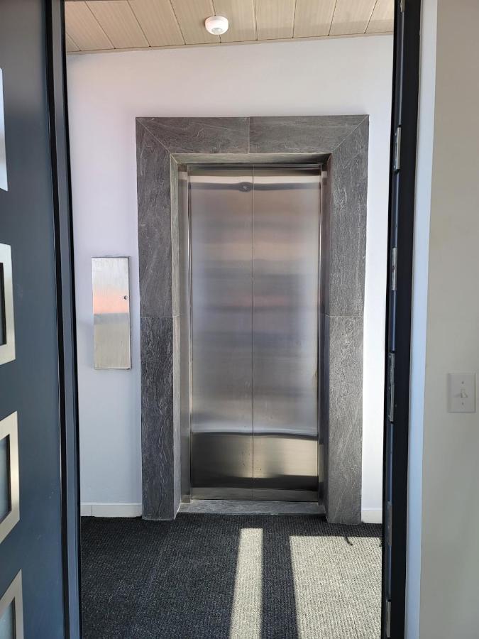 Gray Door Apartments - Adults Only شاطئ بالم المظهر الخارجي الصورة